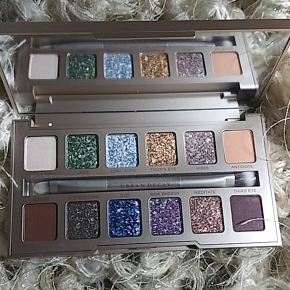 URBAN DECAY STONED VIBES EYESHADOW PALETTE - Picture 3 of 5